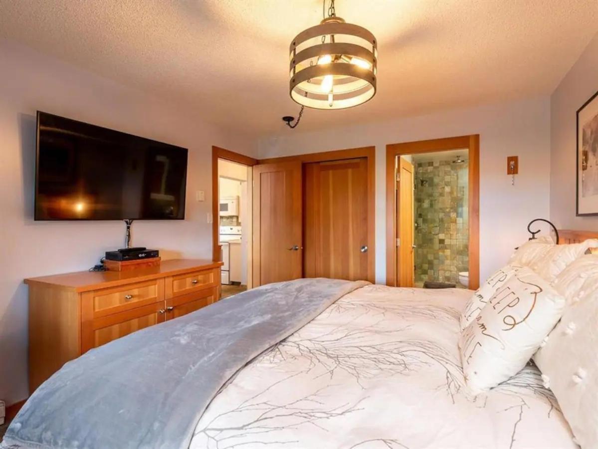 Stunning 2Br W Pool, Hot Tub Walk To Everything! Whistler Eksteriør billede